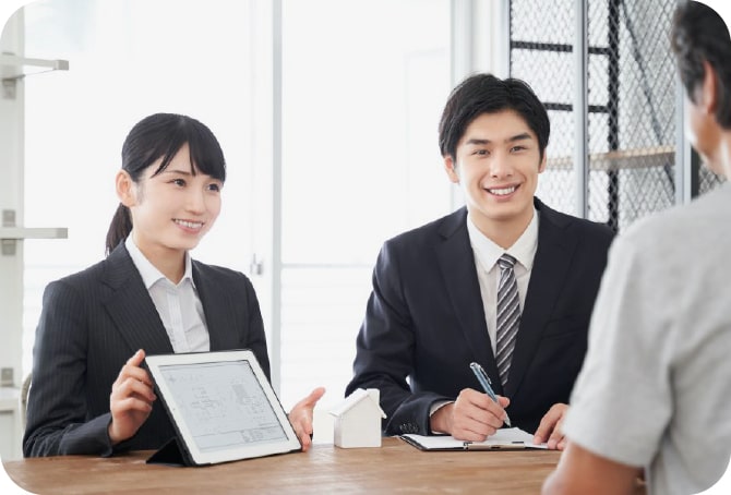 従業員が生き生きと働いているイメージ写真